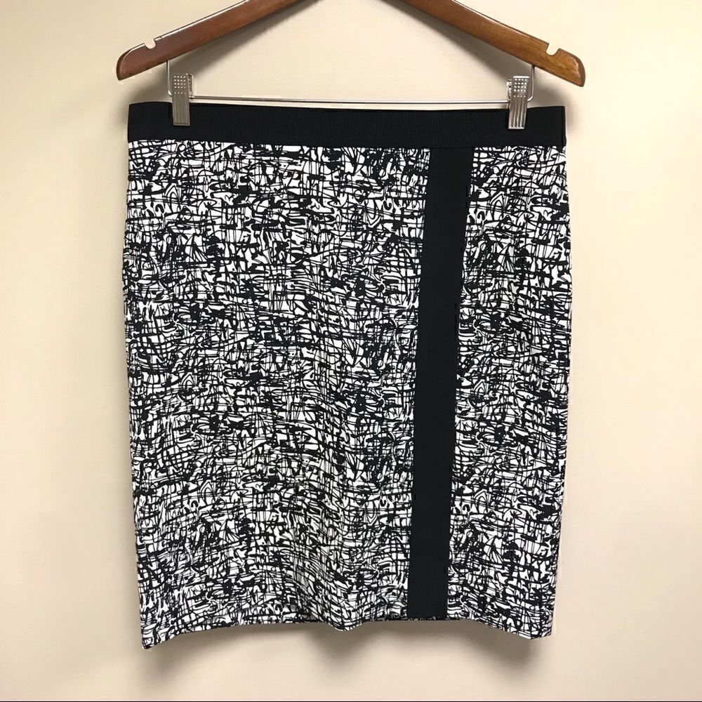 👠Ann Taylor black/ white print skirt.    Size 12